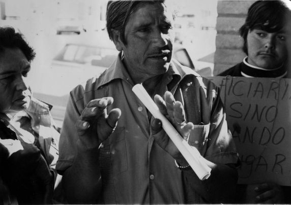 (3196) Francisco Gomez speaks with Calexico Strike demonstrators, 1973